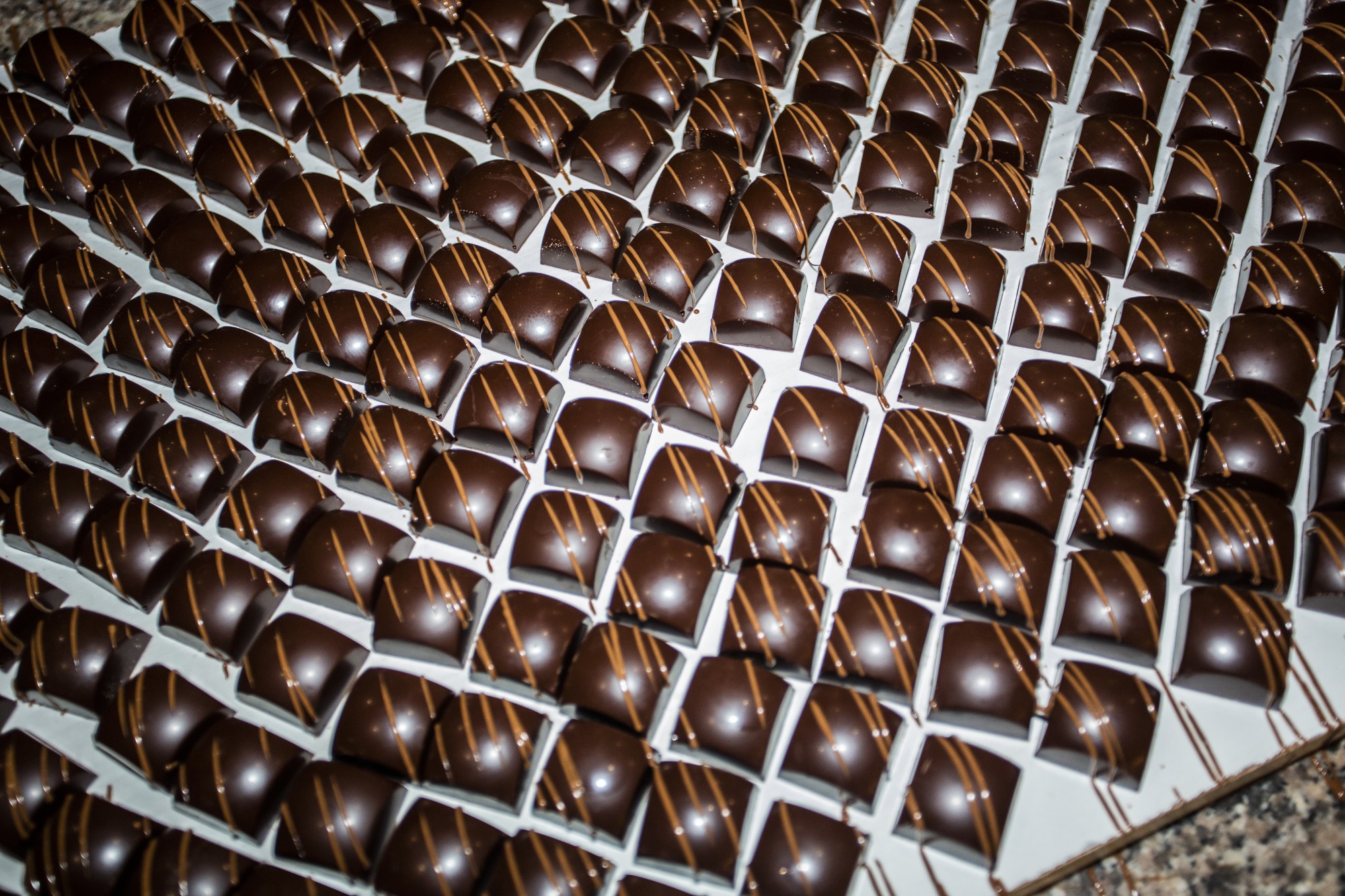 bonbon-au-chocolat_praline_ganache_chocolat-au-lait_noir_praline_lorrainehellwig__48b9750hi_res